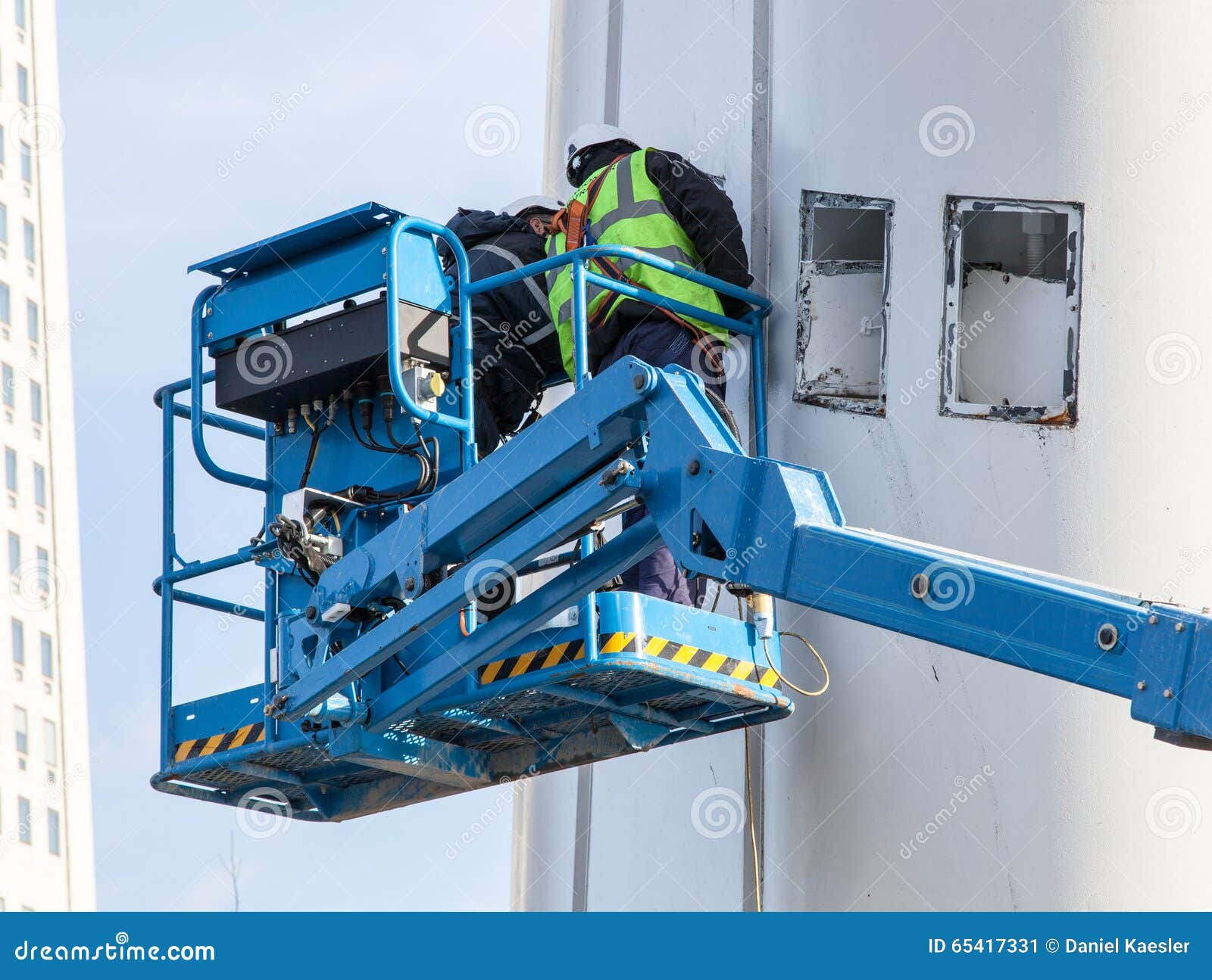 Workers on hydraulic lift editorial photo. Image of hydraulic 65417331