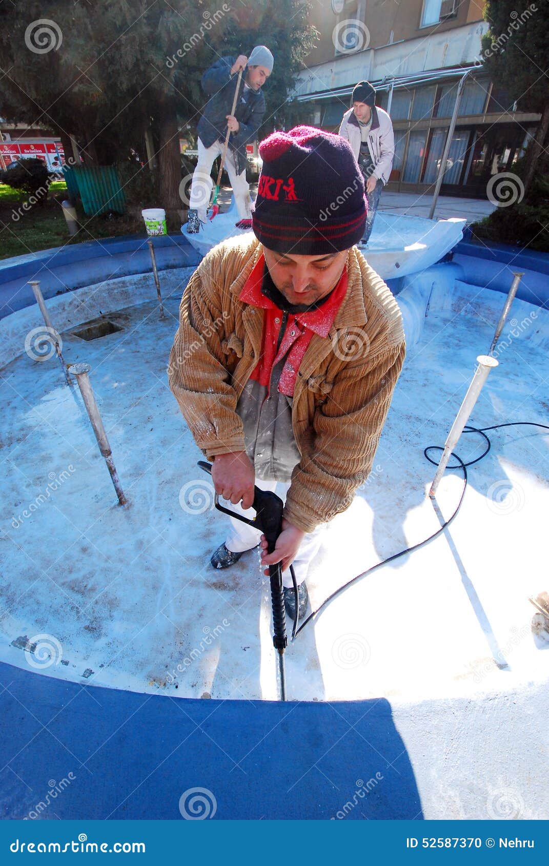 Prepare Fountain for New Paint Image - Image of repairer, pressure: 52587370