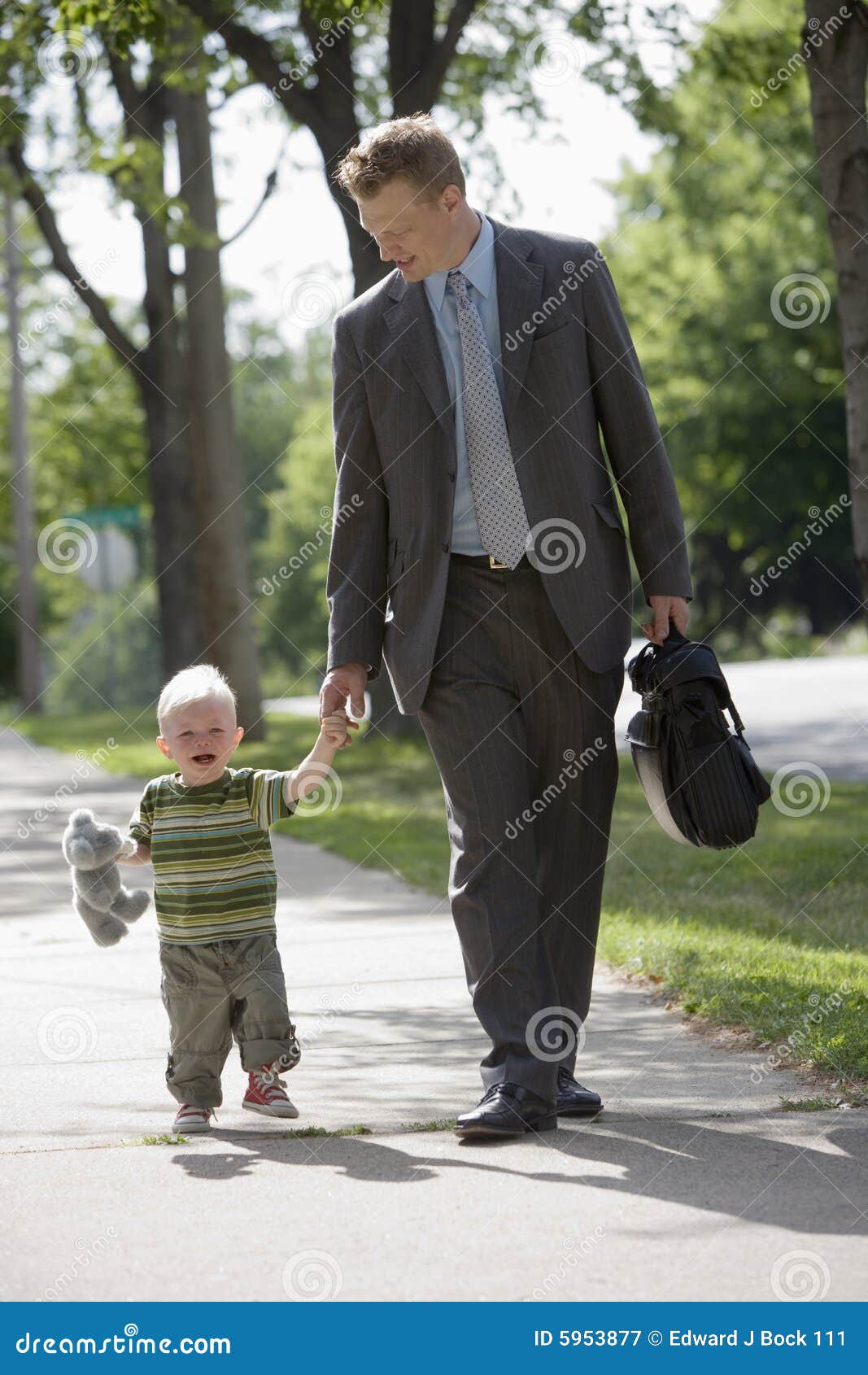 working dad walking his son 5953877