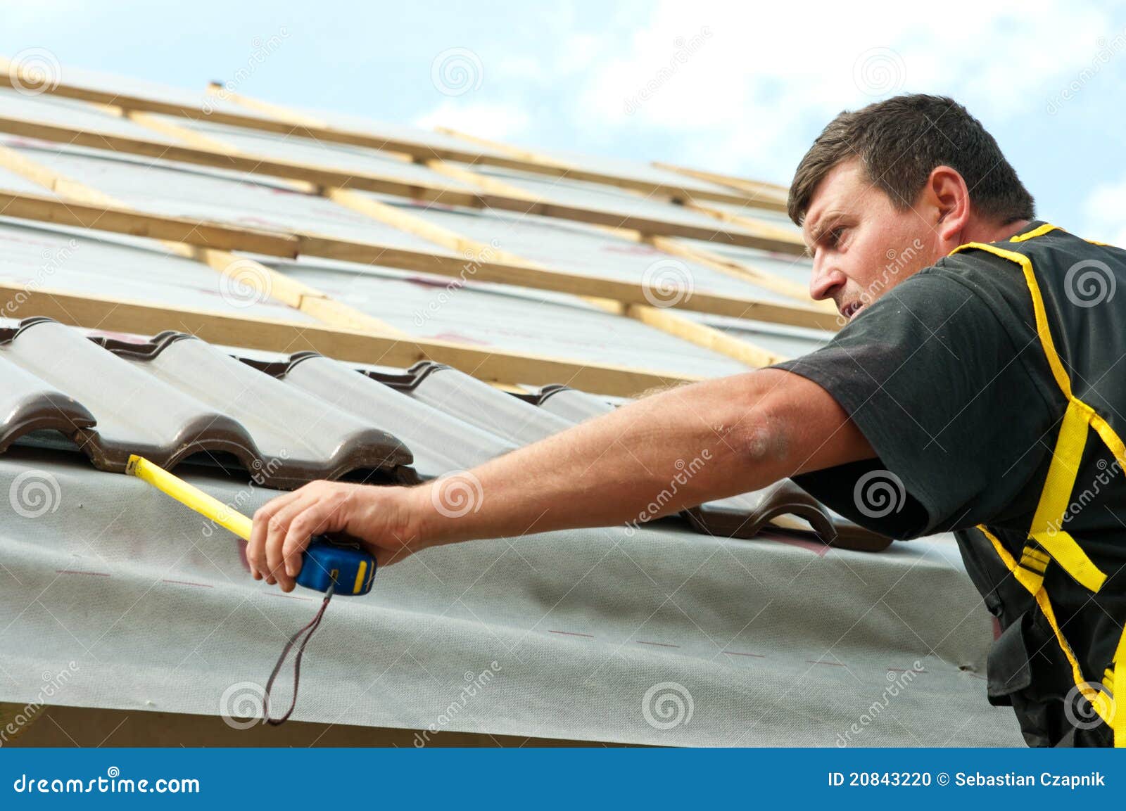 workman tiling roof