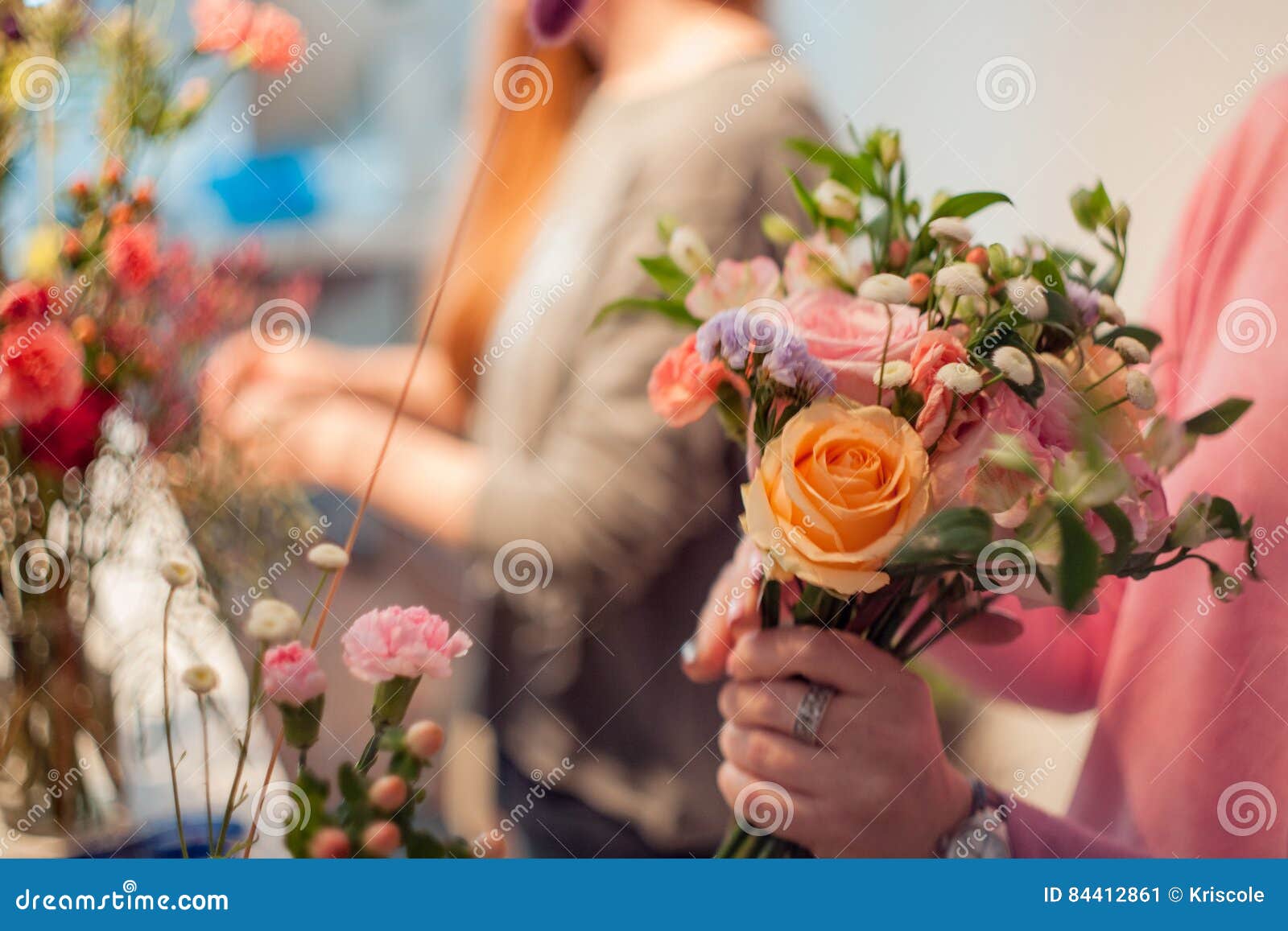 Super Workshopbloemist, Die Boeketten En Bloemstukken Maken Vrouw Die OM-25