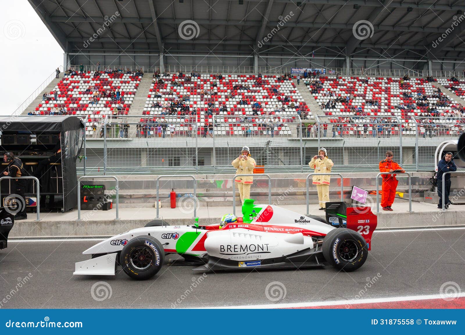 MOSCOU - 23 DE JUNHO: William Buller da equipe de Zeta Corse (AIE) apronta-se para o começo em world series por Renault no canal adutor de Moscou o 23 de junho de 2013 em Moscou