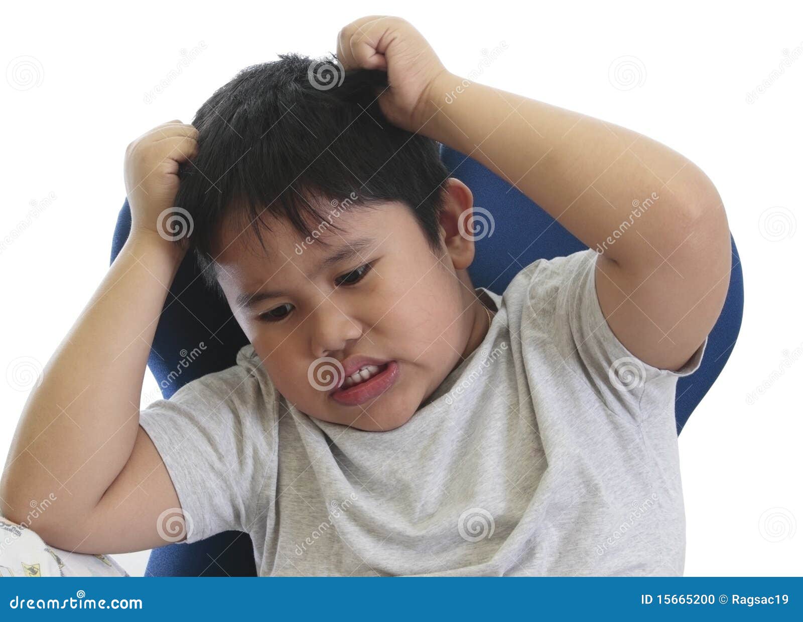 Ребенок чешет затылок. Worried boy фото. Мальчик переживает фото. Головка мальчика подростка. Воспоминание чешет голову ребенок.