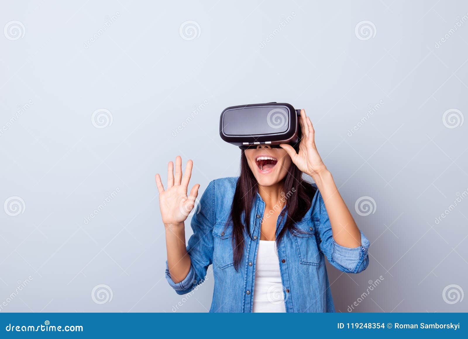 Kritik global publikum Wow! Excited Latinn Girl in a VR Glasses Surprised with What she Stock  Photo - Image of reality, modern: 119248354