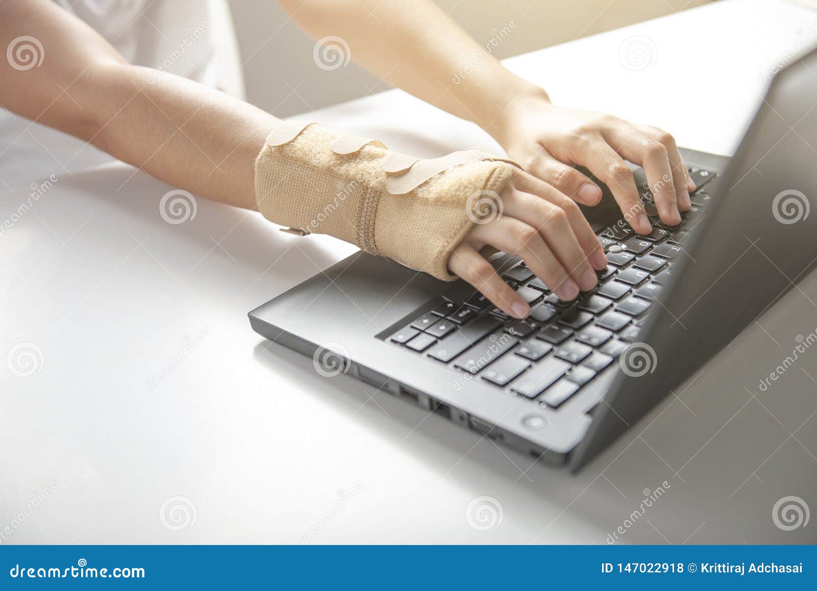 wrist pain from using computer, office syndrome hand pain or injury