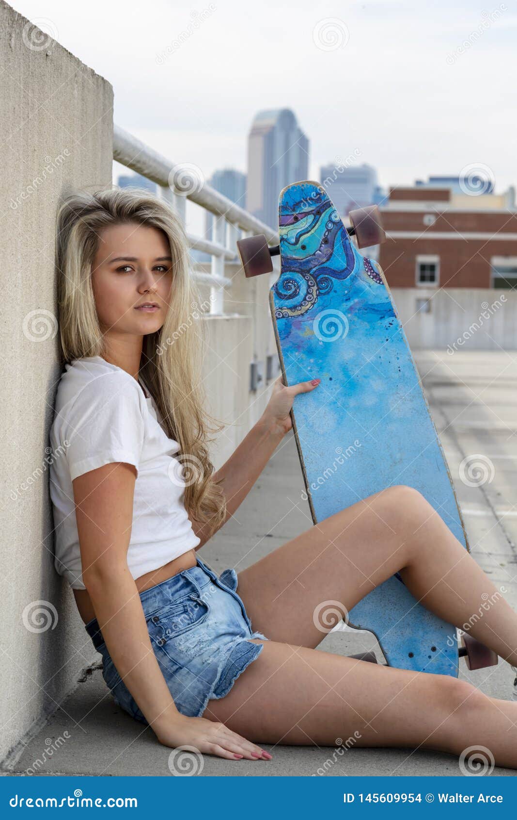 Gorgeous Young Coed Model Enjoying The Warm Weather With Her Skateboard Zdjęcie Stock Obraz