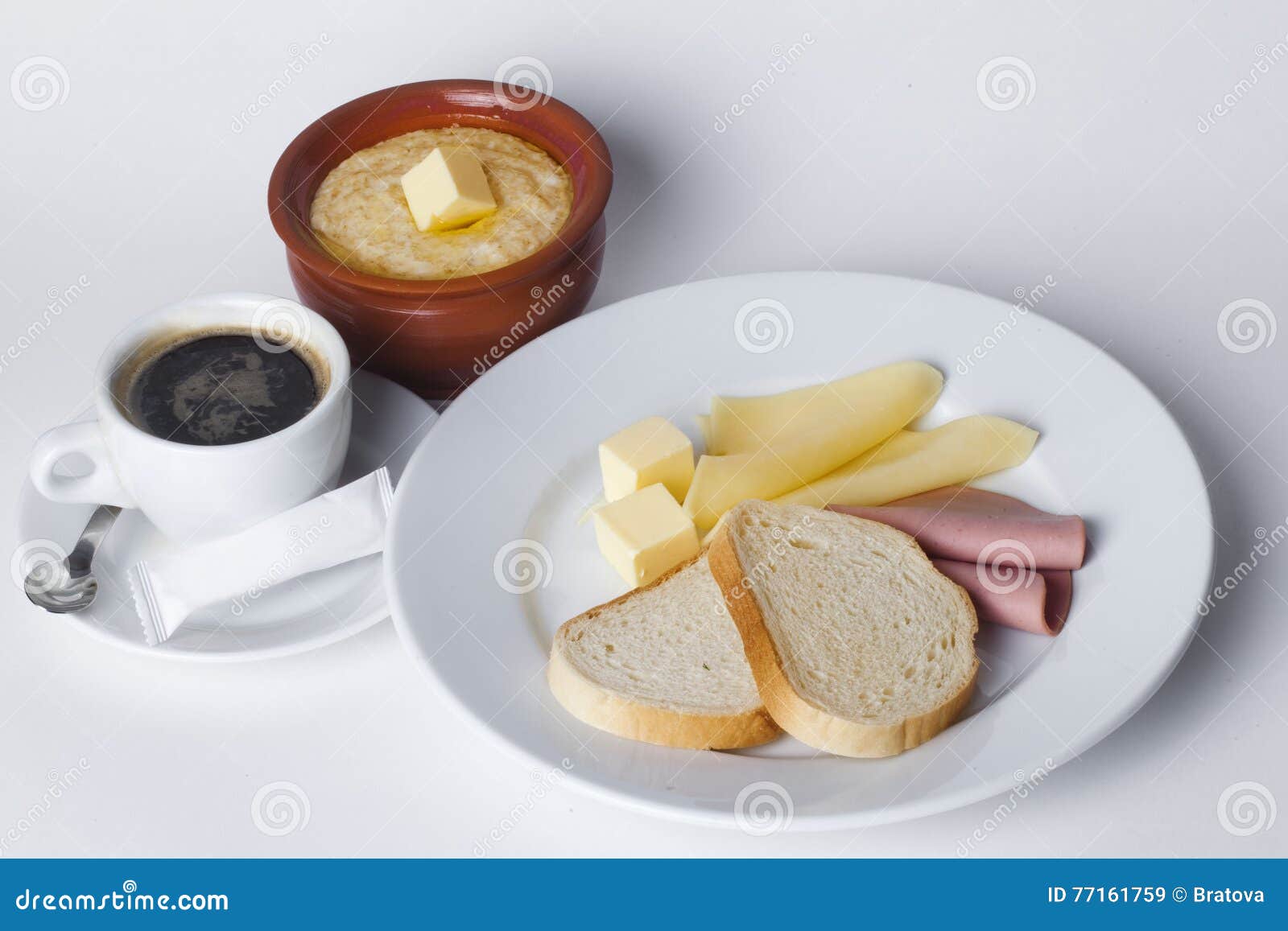 Чай сахар колбаса сыр хлеб. Завтрак колбаса хлеб масло. Завтрак масло сыр колбаса. Чай с хлебом и колбасой. Завтрак хлеб с колбасой и кофе.