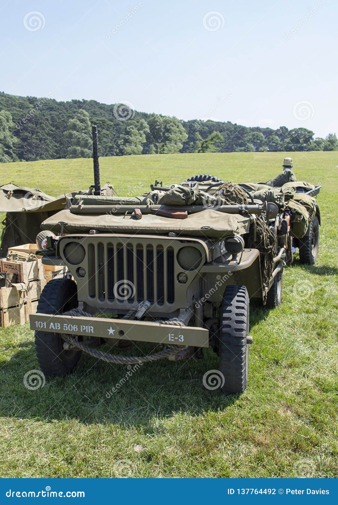 WWII Jeep Front No Campo De Grama Foto de Stock Imagem de verde