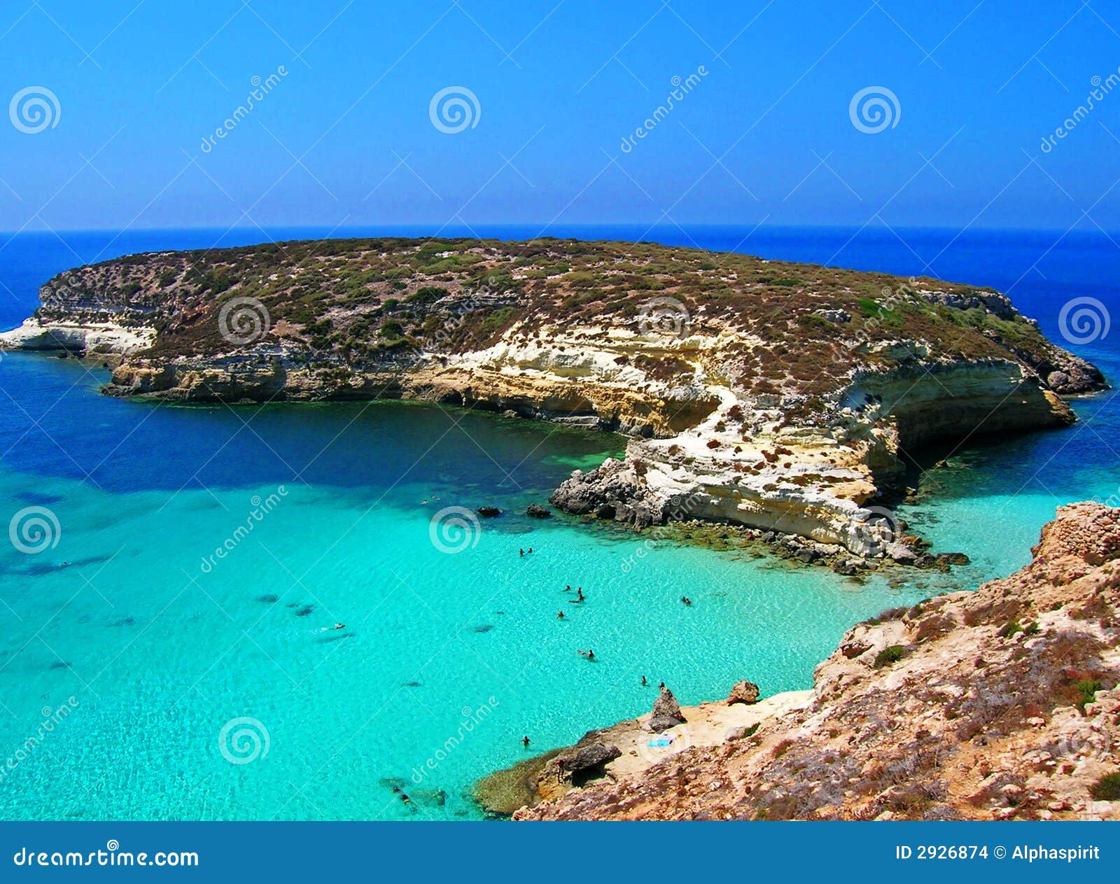 Wyspa. Około krystalicznej Lampeduzy wyspy czystej wód powierzchniowych