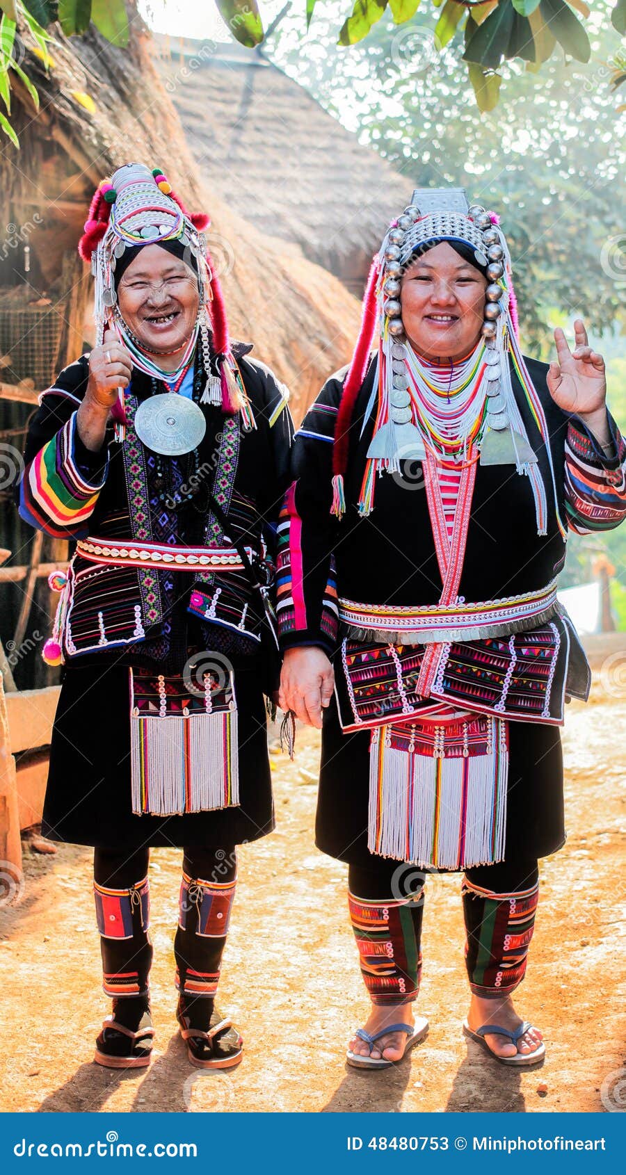 Wzgórza plemienia Akha ludzie w północnym Tajlandia, Chiangrai. W Północnym Tajlandia, Akha ludzie żyją w bardzo zimnym terenie i biedzie W ten sposób, muszą być ubranym Akha suknię każdy dzień unikać oziębnięcie