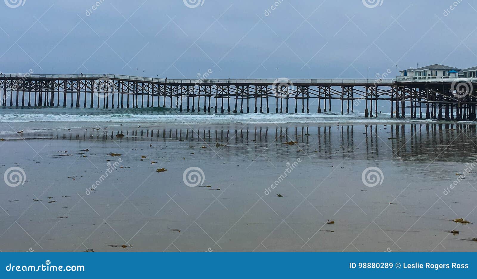 Wzory przy plażą. Krajobrazu strzał plaża, ocean, fala i molo, budował out ocean z wiele wielostrzałowymi geometrycznymi wzorami znajdującymi w ten starym, ręcznie robiony połowu molu w San Diego, Kalifornia