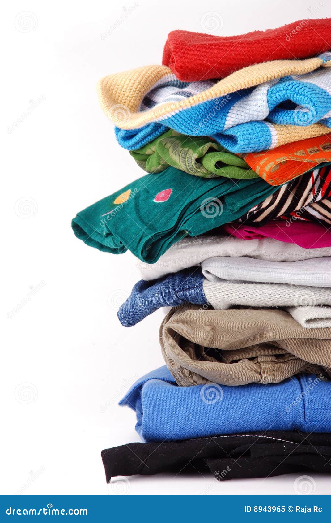 Ordentlich gestapelte Wäschereikleider auf Weiß