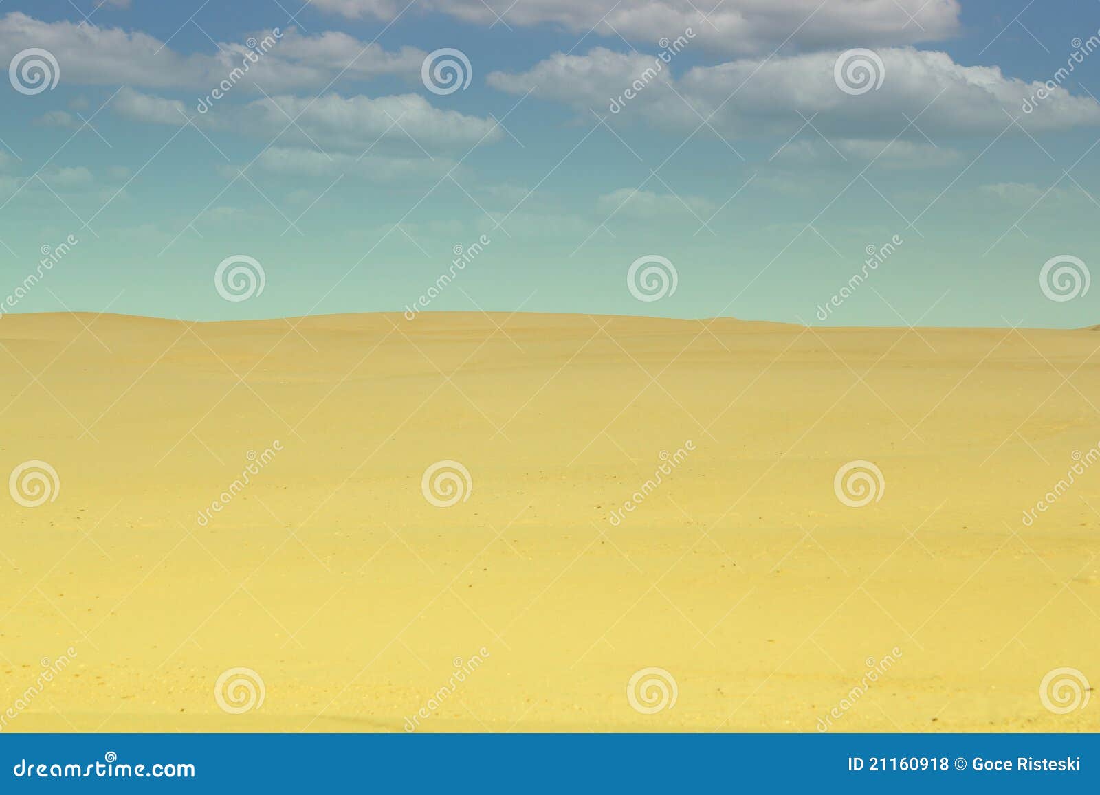 Wüstenlandschaft. Verlassen Sie Landschaft mit goldenem Sand und blauem Himmel