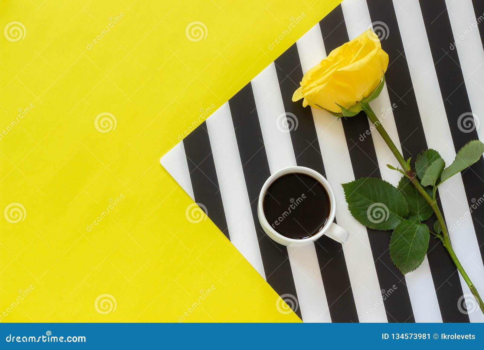 Xícara De Café E Rosa Amarela No Guardanapo Preto E Branco à Moda No Fundo  Amarelo Estilo Mínimo Bom Dia Ou Dia Do Conceito Imagem de Stock - Imagem  de feriado, vista: