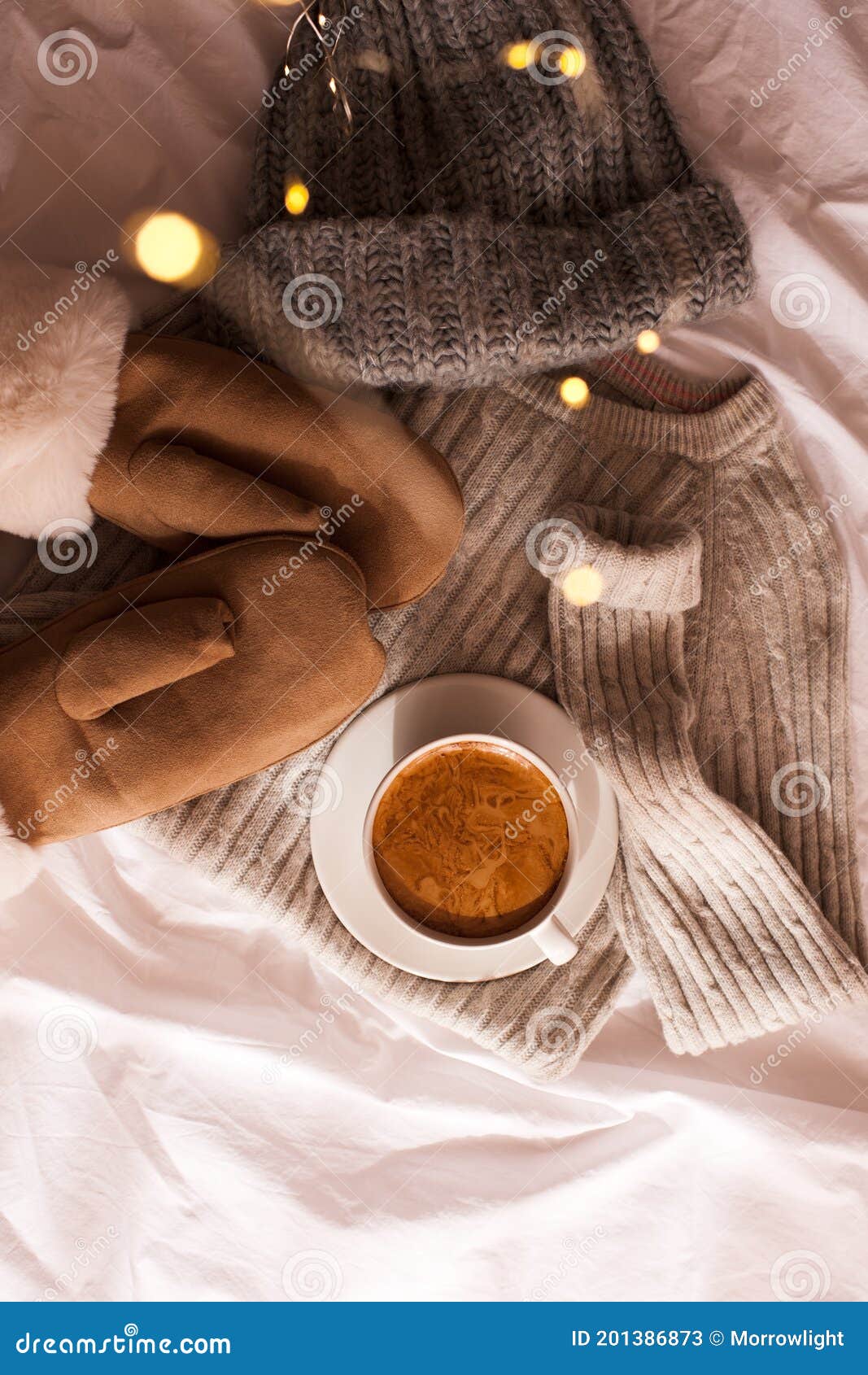 Xícara De Café Na Cama Próxima. Vista Superior. Bom Dia. Férias De Inverno Imagem de Stock - Imagem de copo, lifestyle: 201386873 Xícara De Café Na Cama Próxima. Vista Superior. Bom Dia. Férias De Inverno Imagem de Stock - Imagem de copo, lifestyle: 201386873