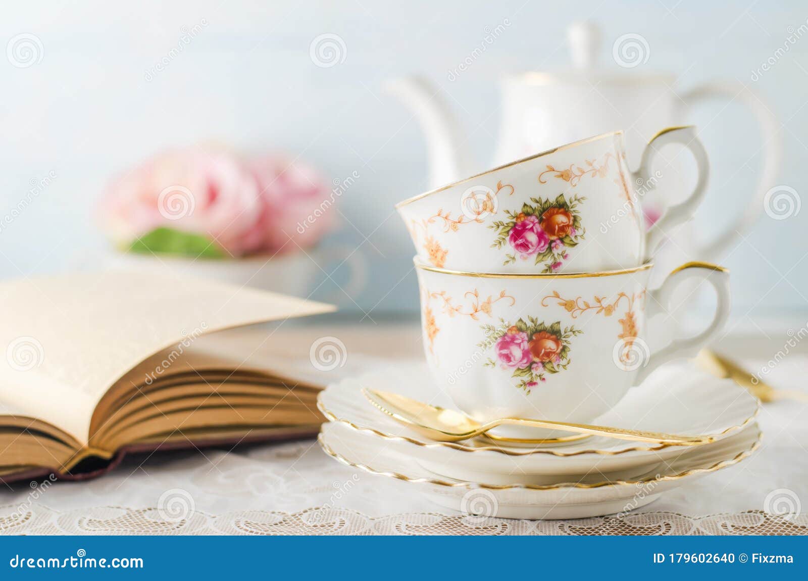 Jogo de chá com bule e bule com flor.