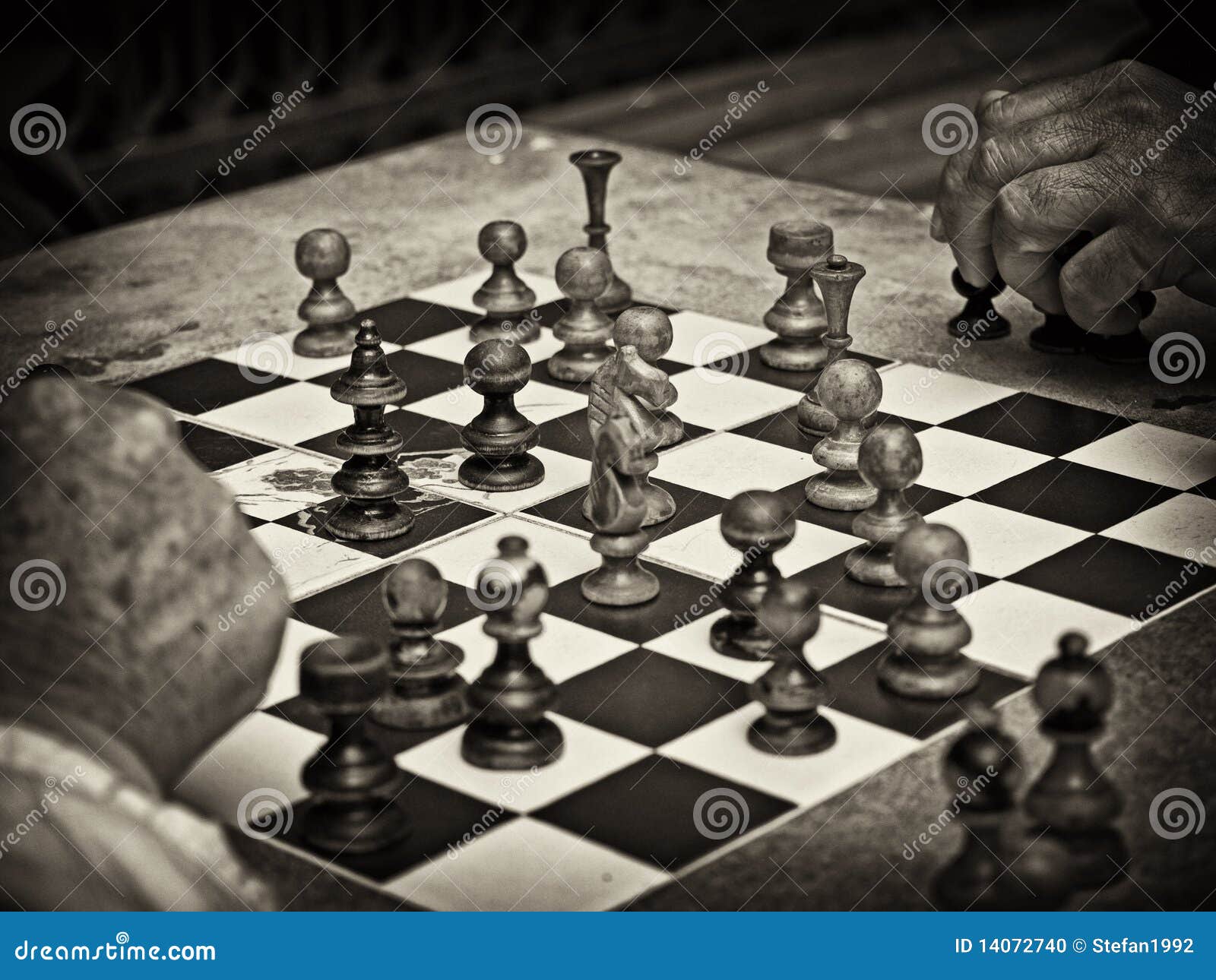 Sénior contemplando próximo movimento no xadrez fotos, imagens de