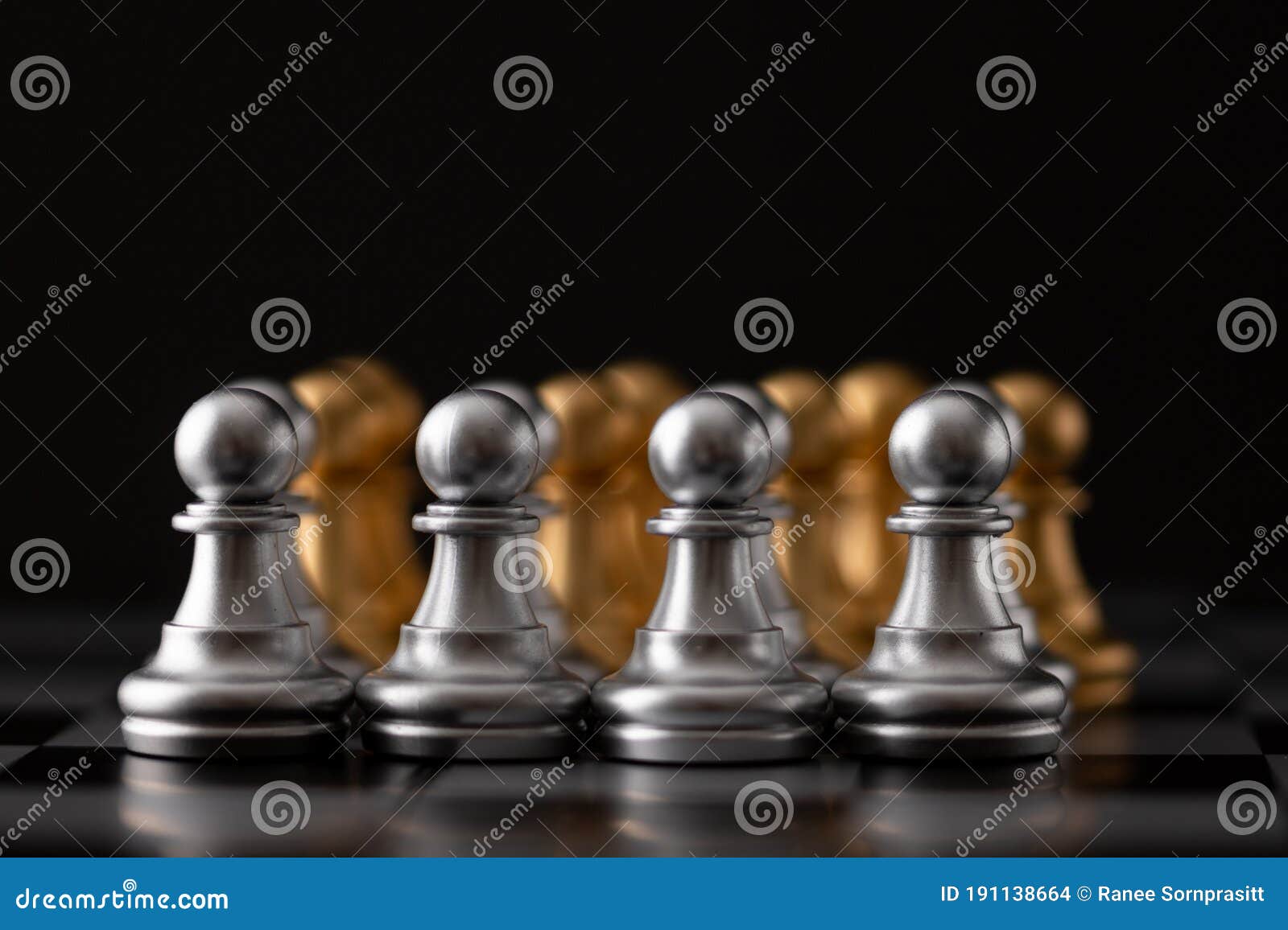 Posição do rei do ouro do jogo de xadrez e fundo de prata