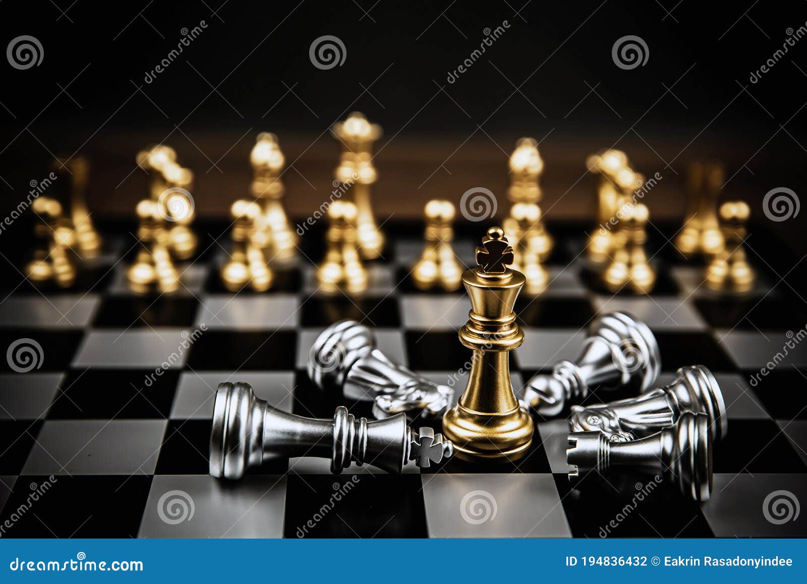 O Xadrez Do Rei Dourado É A Última Posição No Tabuleiro De Xadrez, Conceito  De Liderança Empresarial Bem-sucedida Foto Royalty Free, Gravuras, Imagens  e Banco de fotografias. Image 158154981