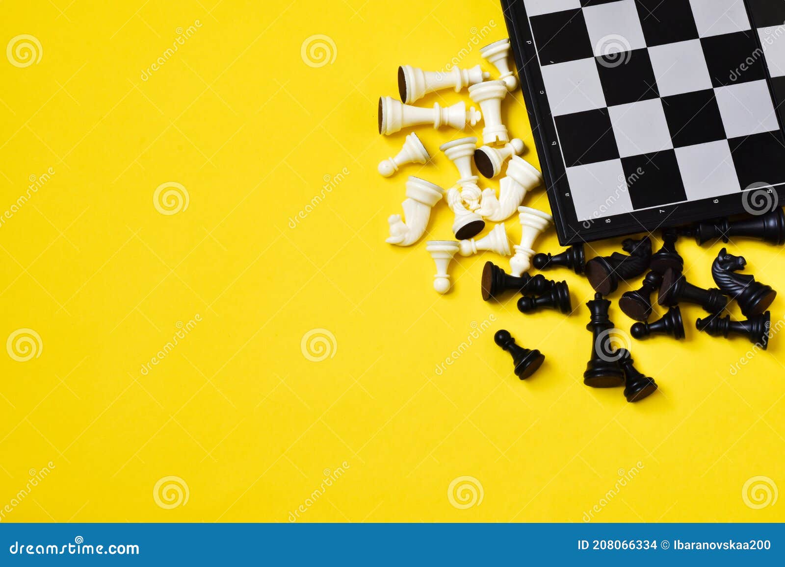 Tabuleiro De Xadrez Azul E Amarelo De Madeira Foto de Stock