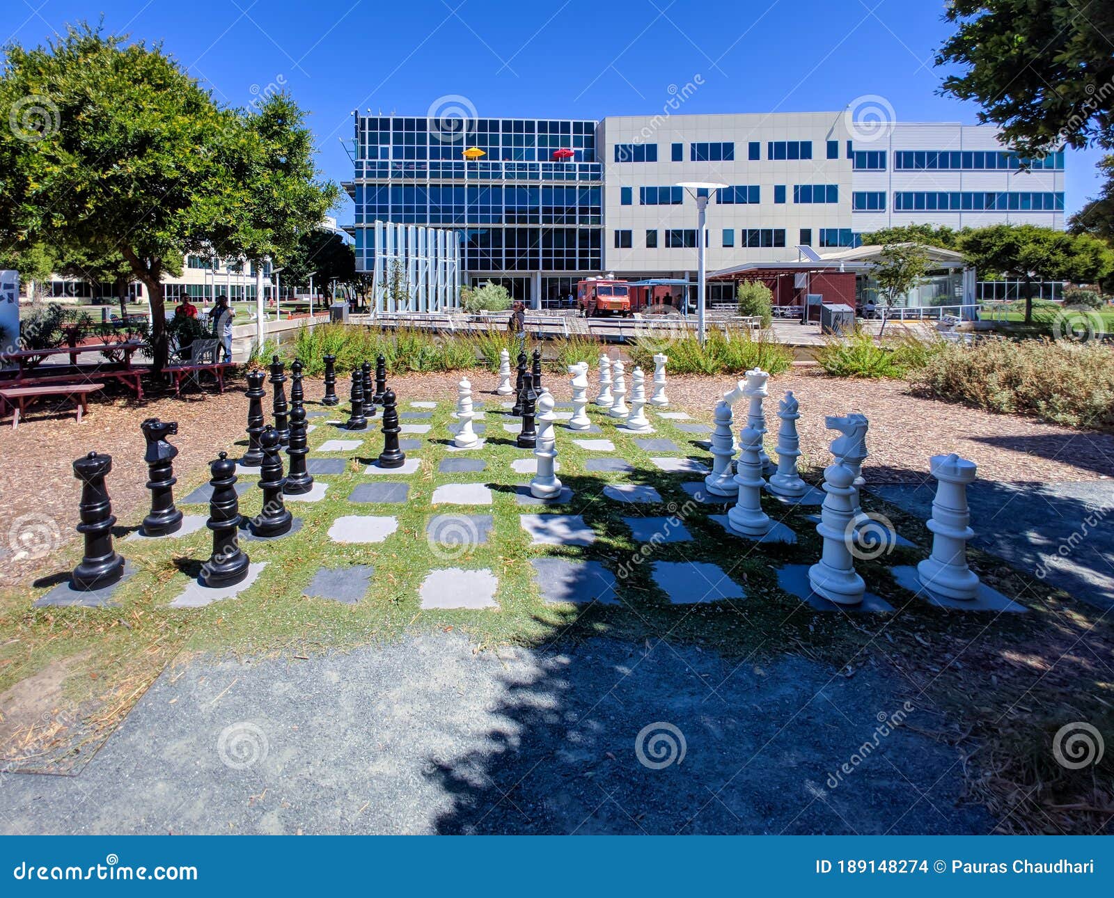 Xadrez No Campus Guiado Do Google Cristenden Em Um Belo Dia Ensolarado  Imagem de Stock Editorial - Imagem de programas, multinacional: 189148274