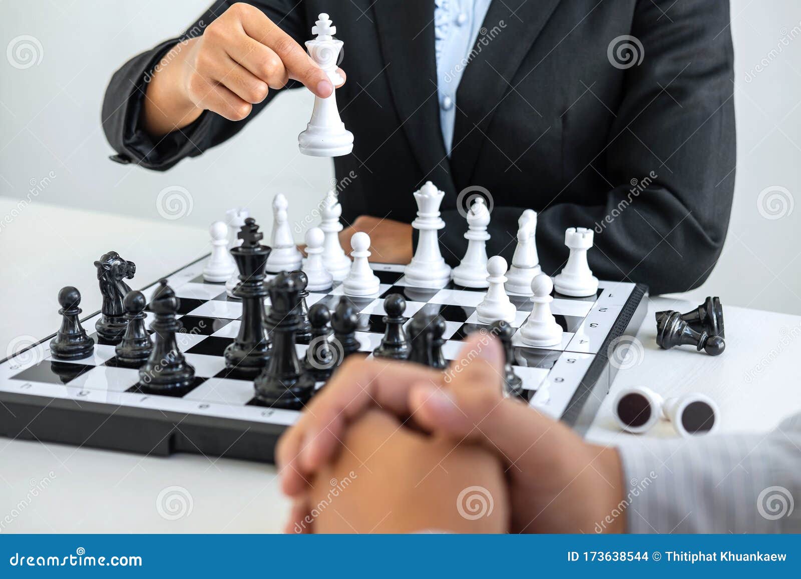 Xadrez preto e branco com o jogador empresário e empresária apertando as  mãos