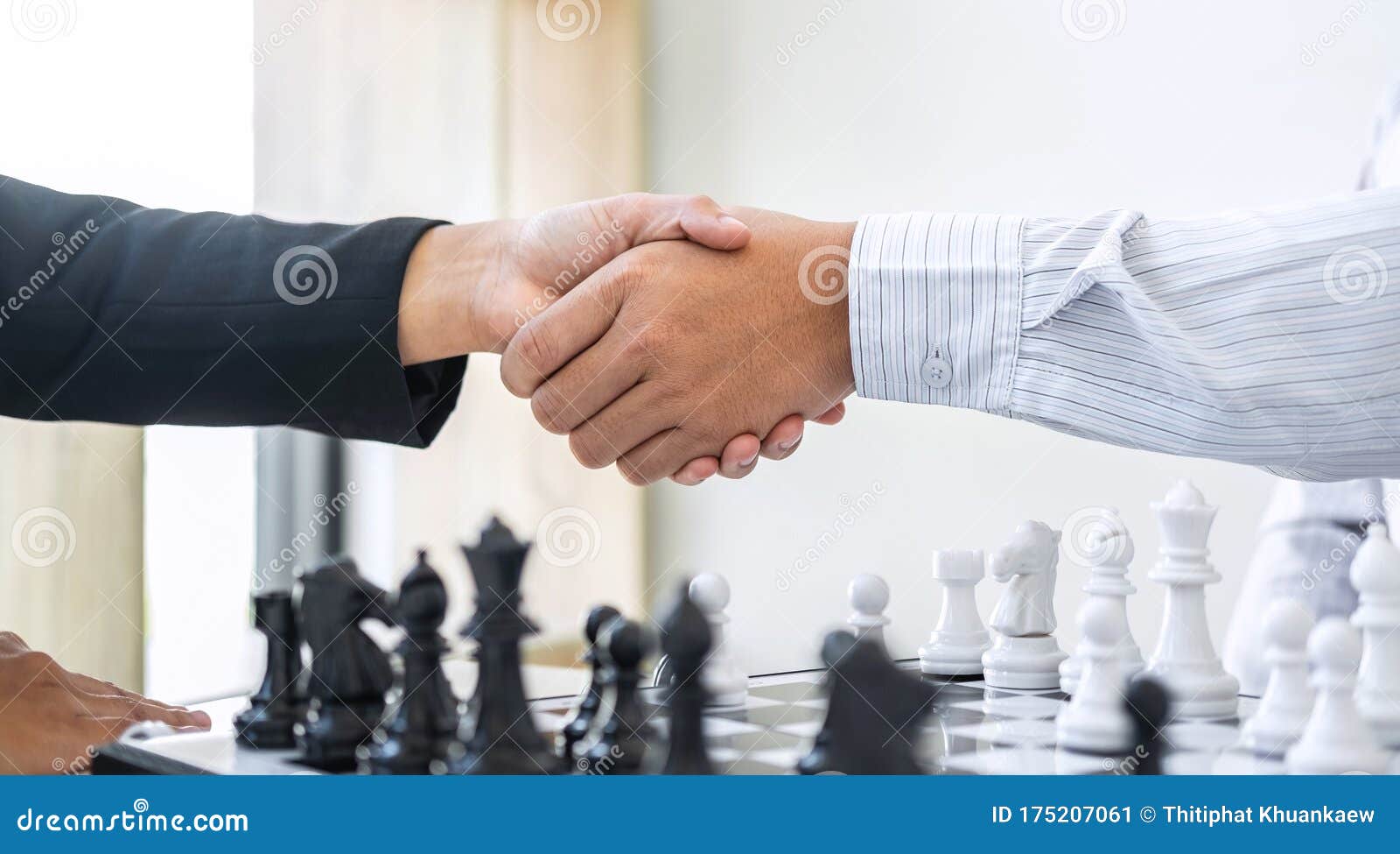 Xadrez preto e branco com o jogador empresário e empresária apertando as  mãos após o final do jogo de estratégia de pensamento para mover a figura  do xadrez em competição com o