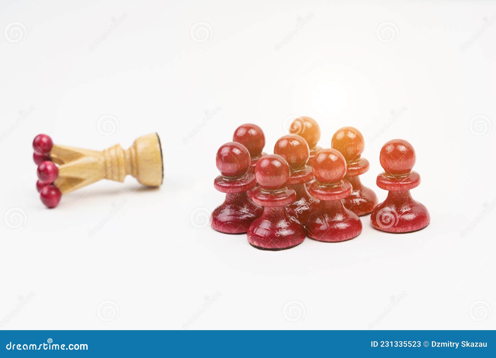 Homem derrotando rei peça de xadrez com peão - Stockphoto #26087832
