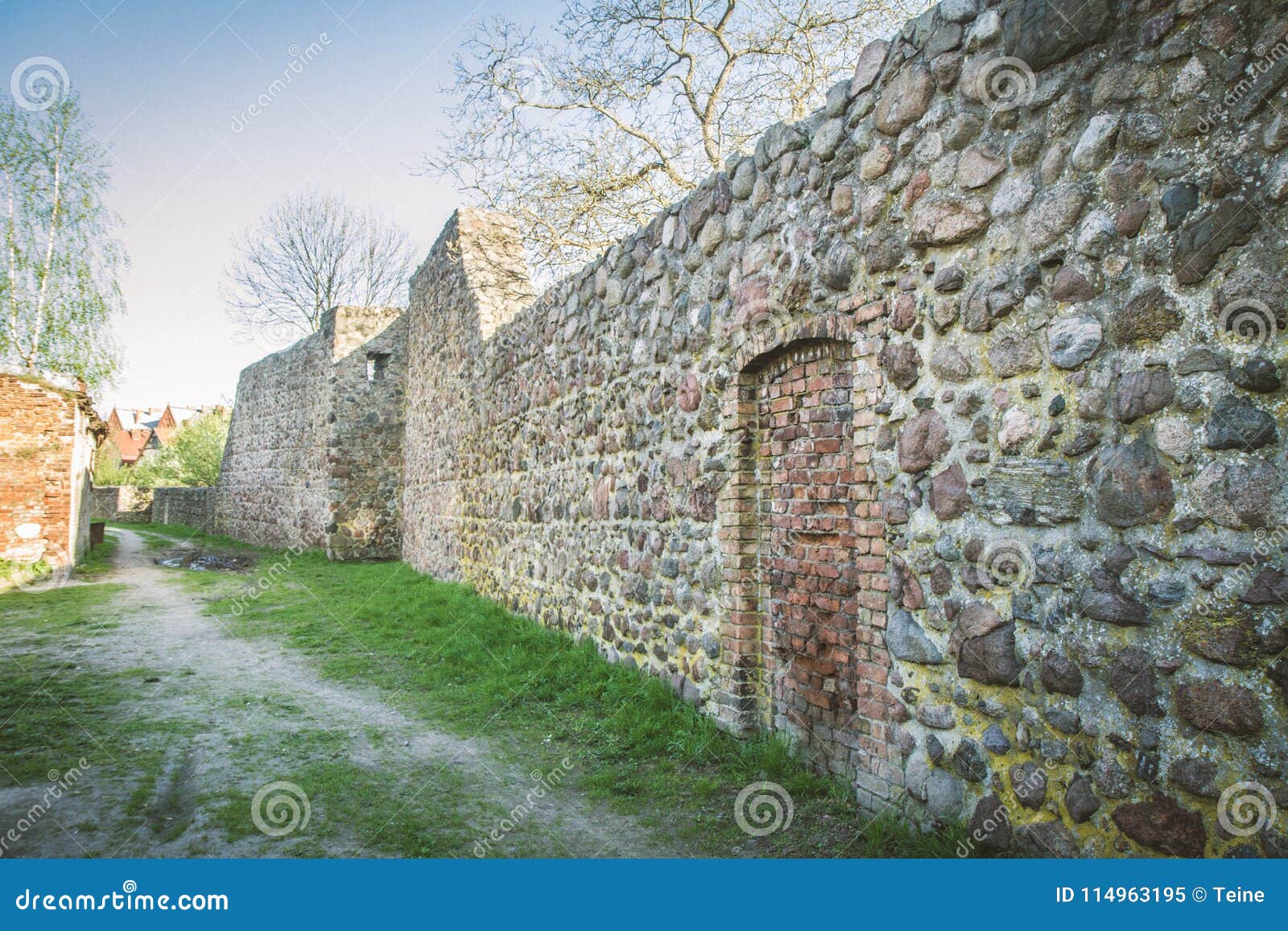 the xiii century defensive wall