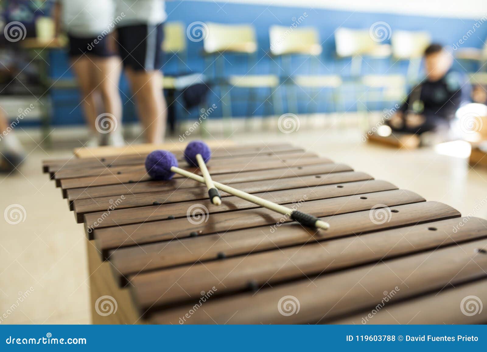 Xilofono e bacchette in una classe di musica con i bambini dentro della scuola