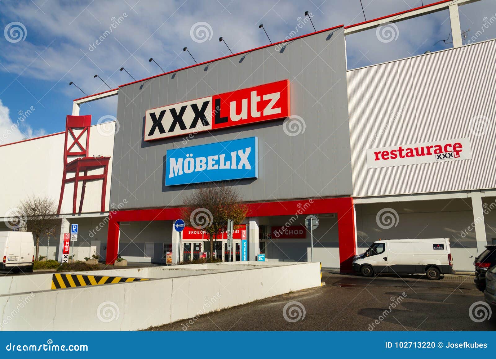 Xxxlutz Mobelix Korporationslogo Pa Supermarketbyggnad Redaktionell Foto Bild Av Bygger
