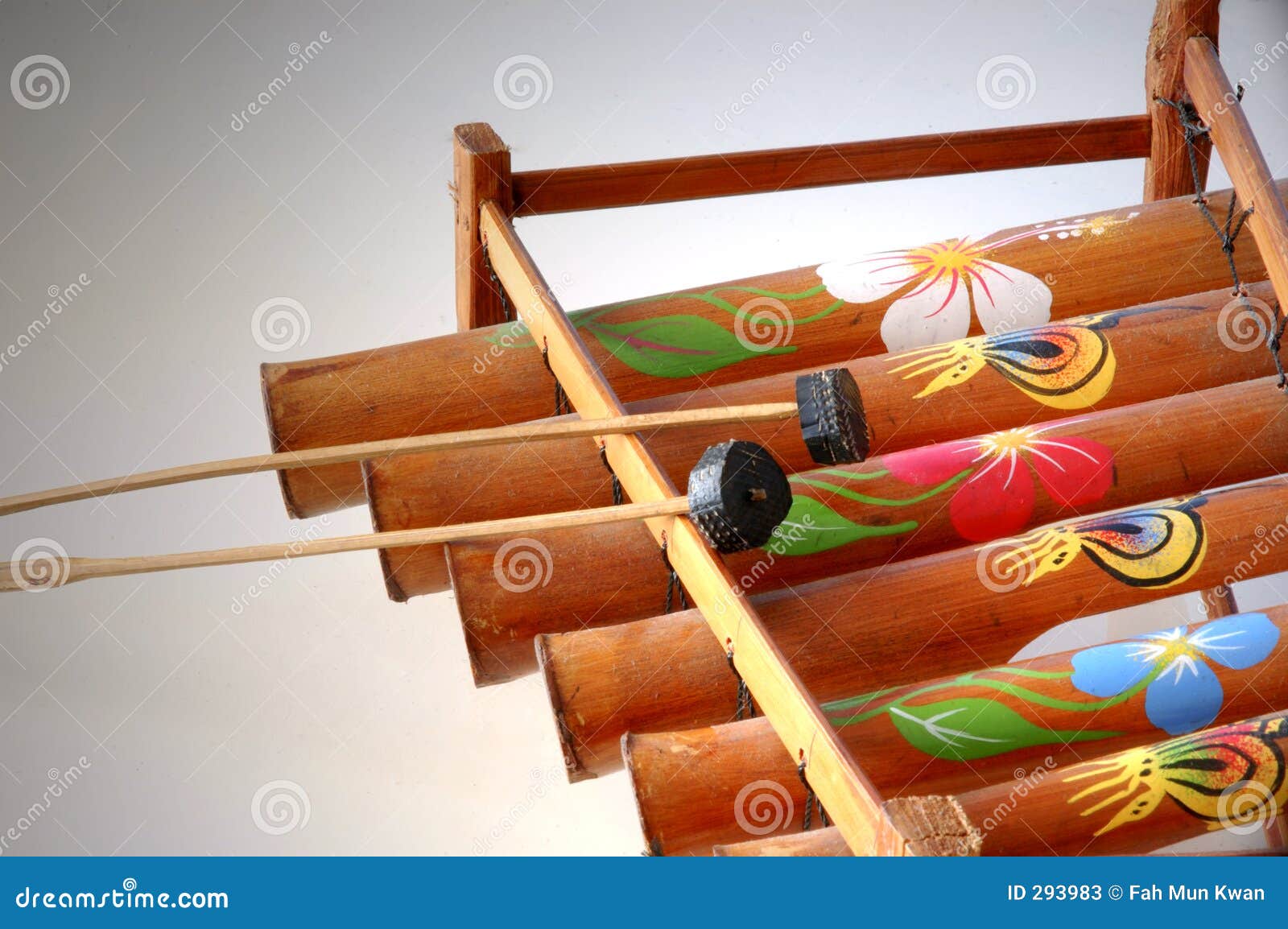 Xylophone en bambou image stock. Image du instrument, musical 293983