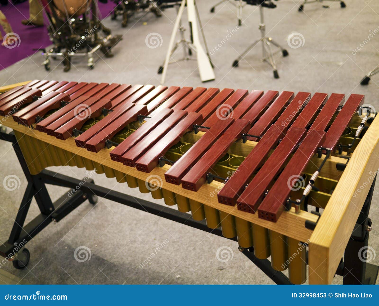 Xylophone en bois image stock. Image du musique, populaire - 32998453