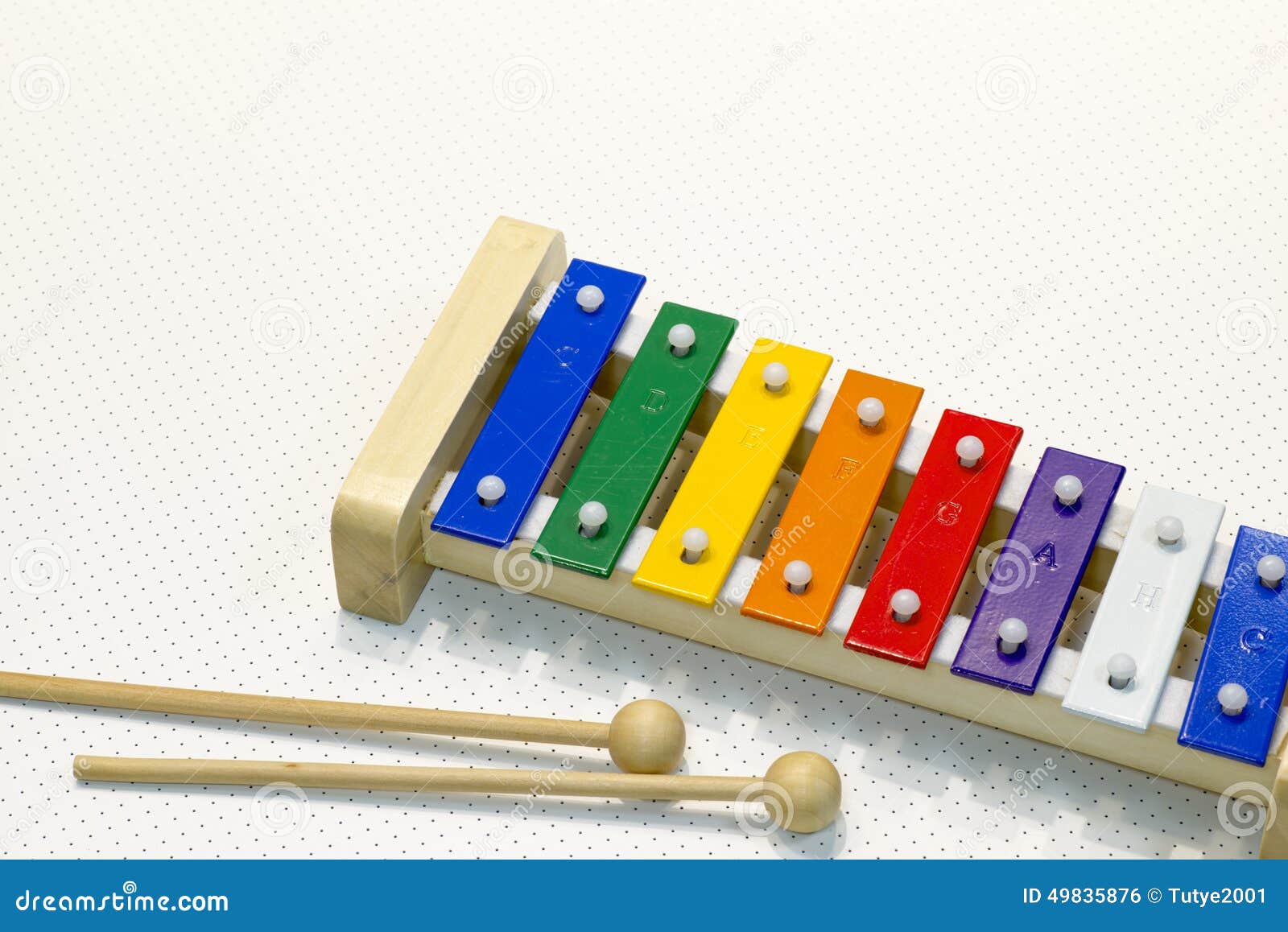 Xylophone παιχνιδιών που απομονώνεται στο λευκό - ζωηρόχρωμο