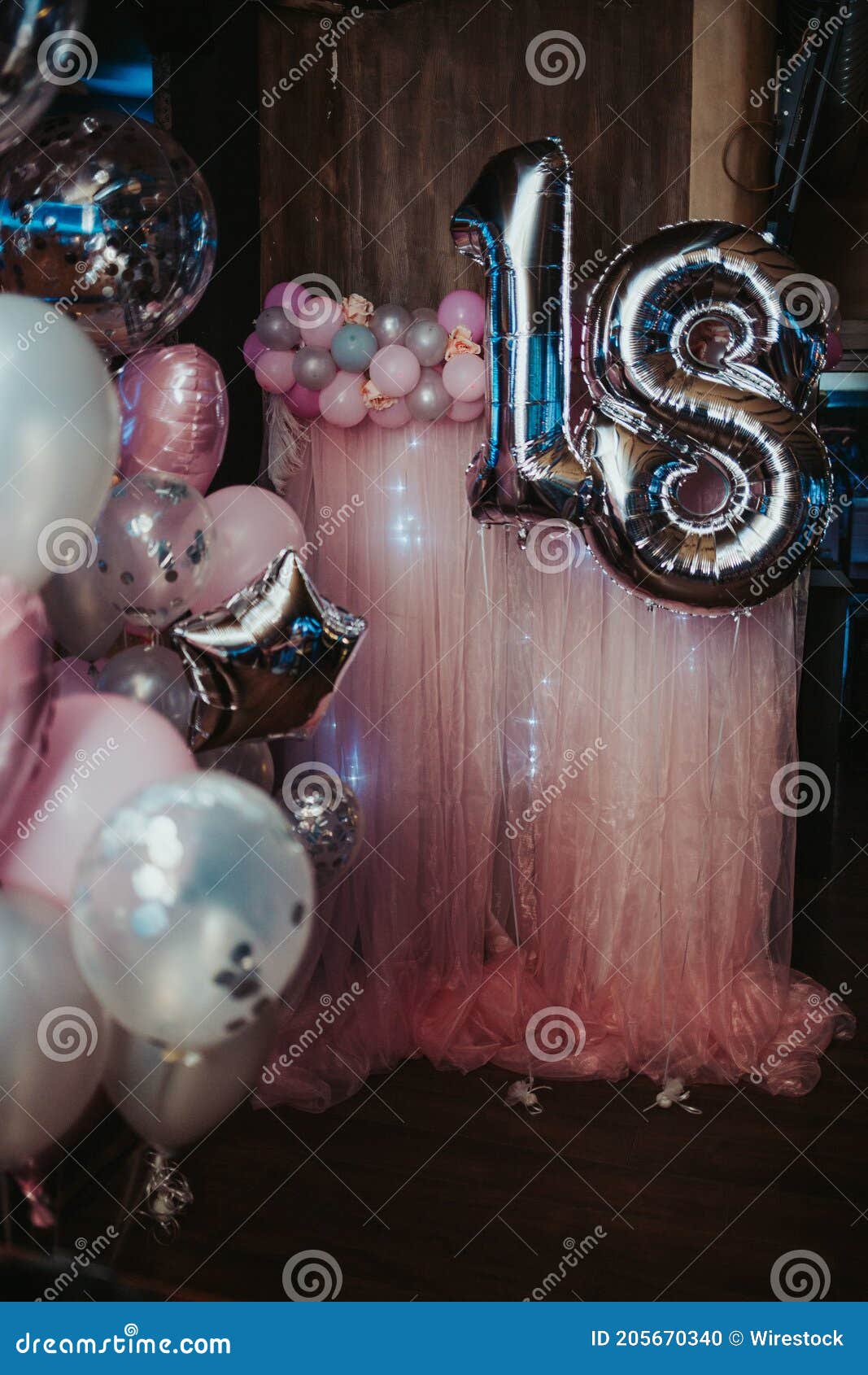 Y Decoraciones De Cumpleaños De Plata Para Una Niña De 18 Años Foto de  archivo - Imagen de pasillo, casa: 205670340