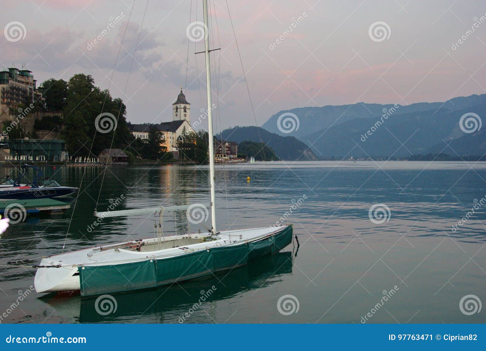 Yacht auf dem Ufer von See-St. Wolfgang, Österreich. Bild einer Yacht des Erholungsortes auf dem Ufer von See St. Wolfgang in Österreich, Europa