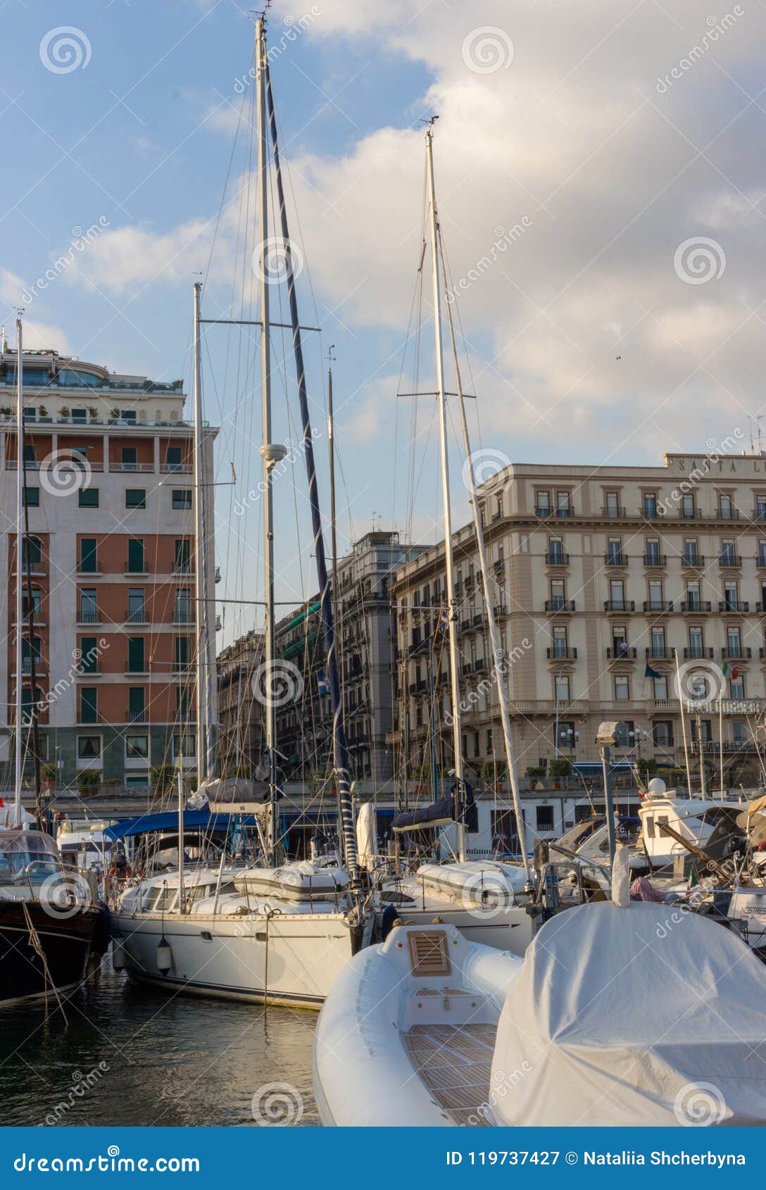 Yacht in Bacino Del Mar Mediterraneo Barche in Porto a Napoli Napoli,  Italia Concetto Di Viaggio E Di Navigazione Punto Di Riferi Fotografia  Editoriale - Immagine di narragansett, città: 119737427