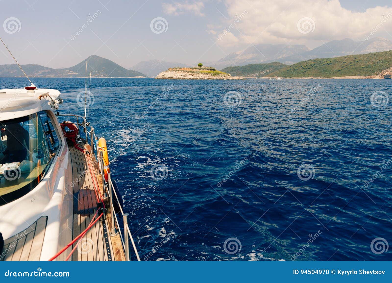 Yacht in Mare Con La Bella Vista Fotografia Stock - Immagine di festa ...