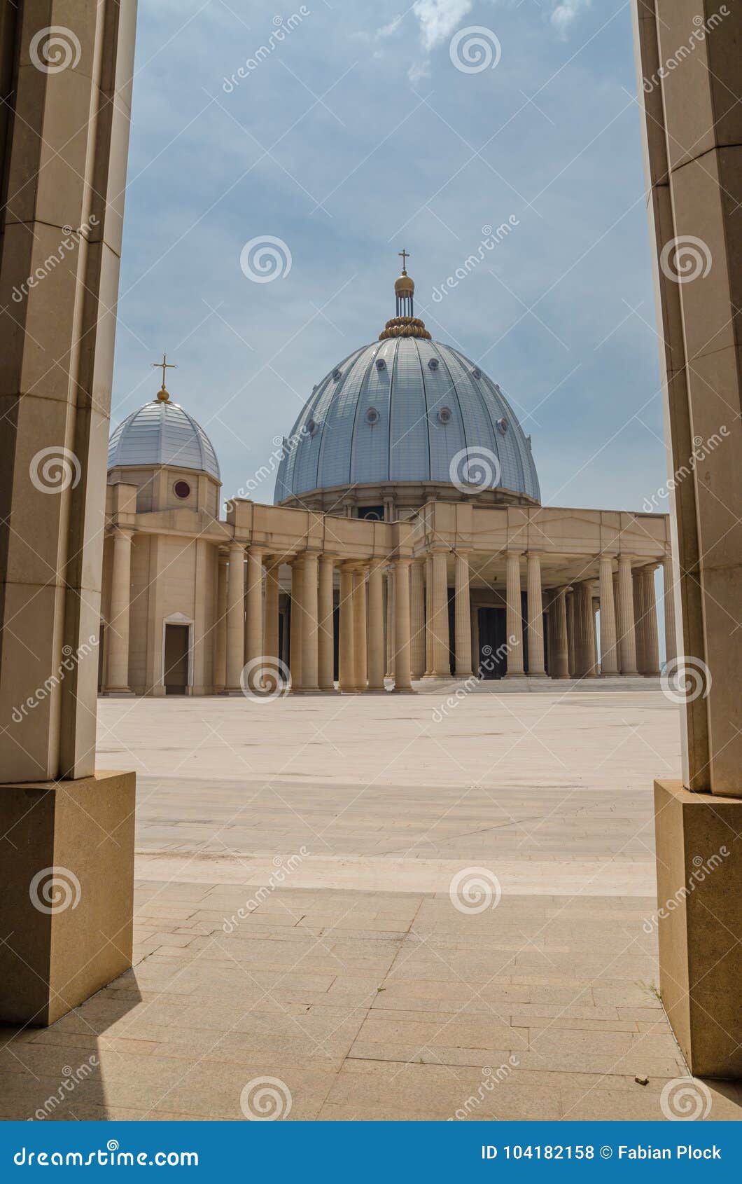 Yamoussoukro Costa De Marfil 1 De Febrero De 2014 Basílica Famosa De La Señal De Nuestra Señora De La Paz Catedral Cristiana Foto De Archivo Editorial Imagen De Nuestra Señora 104182158