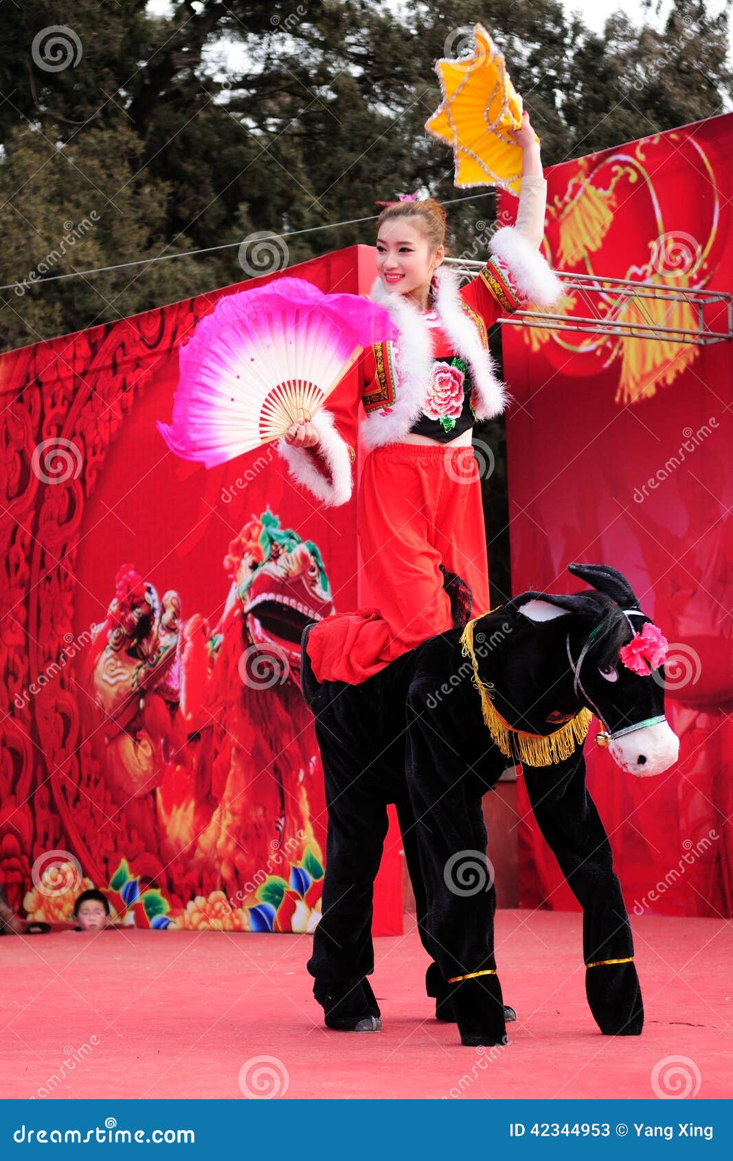 Yangge Tanz. Yangko-Tanz, wird vom Lebendialekt abgeleitet und lokale Volkskunstblumentänze der Han-Nationalität, ist die chinesische Volkshauptsächlichunterhaltung von Seien unten von Alter zu Alter, im populären Prozess übergeben Sie, ist gegeben worden unterschiedliche Regionsfarbe und charakteristisch, so hat gebildet die unterschiedliche Art- und LeistungsKunstform Changli-yangko Tanz ist hauptsächlich Volkstanz der Changli-Leuteliebe, zum von der Performing Arten zu sehen und zu hören, und seine Ursprung können zum Vorkommen der chinesischen nationalen Kultur verfolgt werden und das Khitan, Nuzhen, Mongolei und andere Kultur der ethnischen Minderheiten schlagen ständig, Liao, Jin, Yuan-Fusionszeitraum