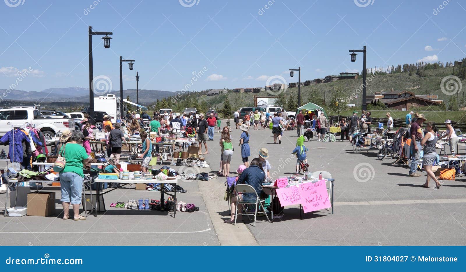 Yard sale editorial photography. Image of sunshine, states 31804027