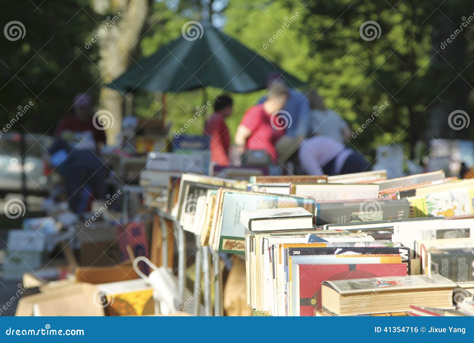 Yard Sale editorial photo. Image of suburb, people, auction 41354716