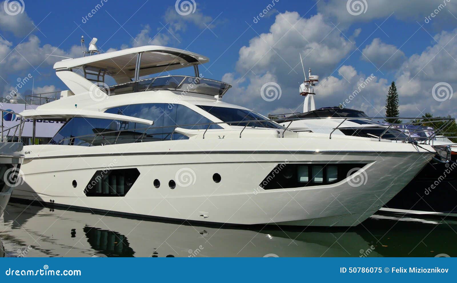 Yate de lujo en Miami almacen de video. Vídeo de playa 50786075