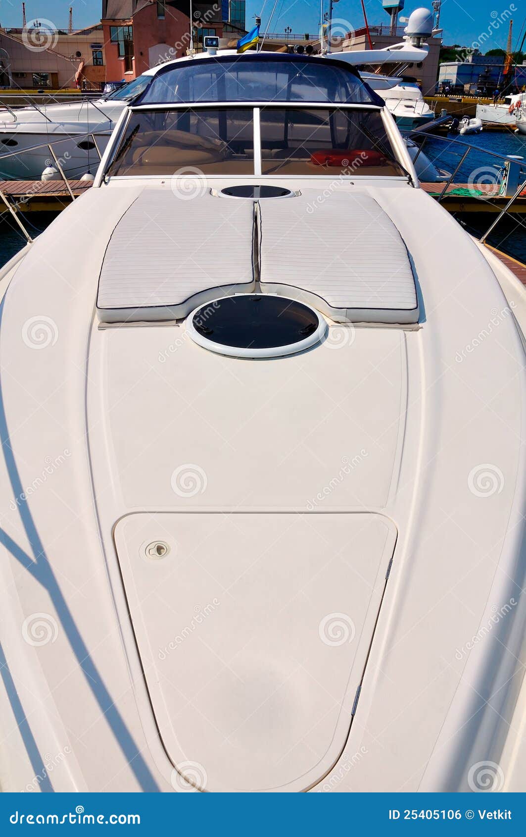 Yate del motor foto de archivo. Imagen de agua, lifestyles 25405106