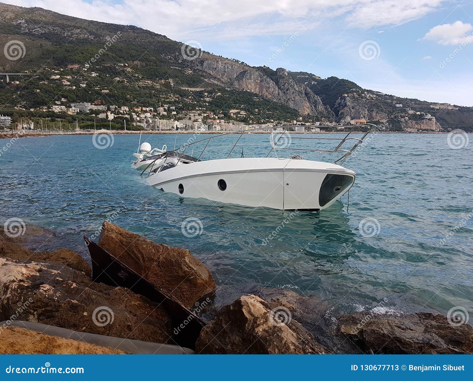 Yate Semihundido imagen de archivo. Imagen de lujo 130677713