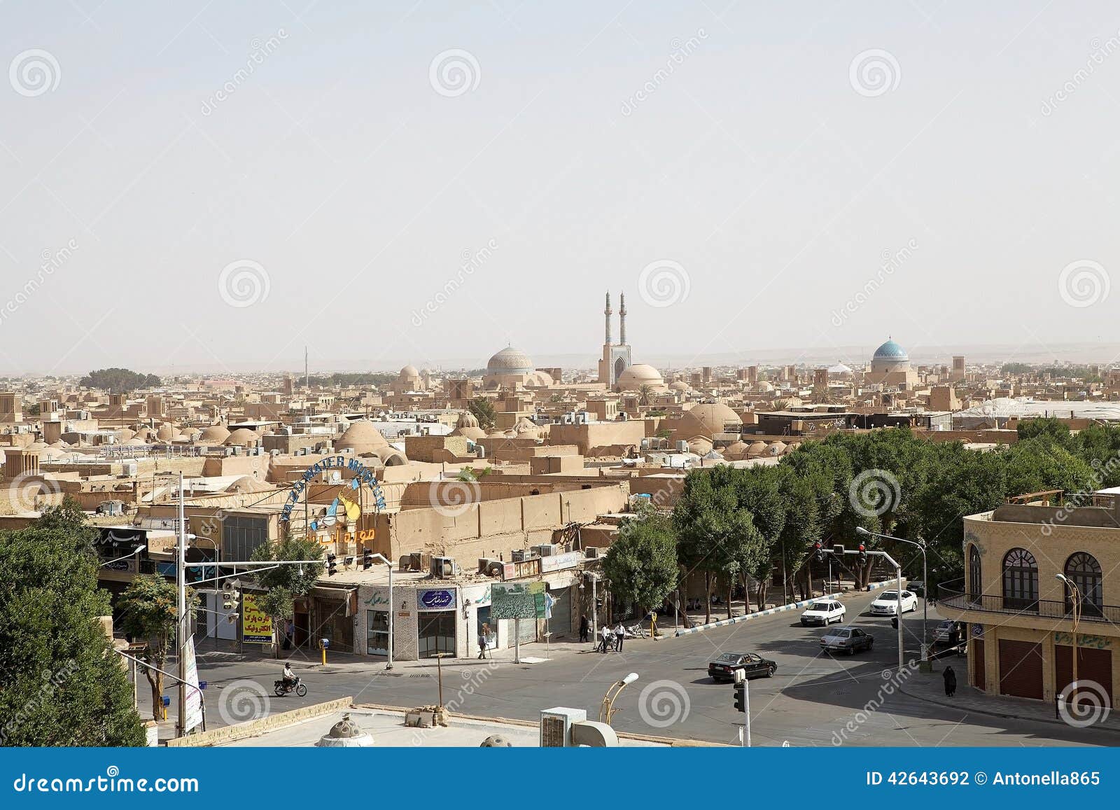 Yazd. Η άποψη της πόλης Yadz, Ιράν, με τον εμίρη Chakhmaq σύνθετο στο υπόβαθρο με τα ψηλά minaters Η πόλη, κεφάλαιο της επαρχίας Yadz, έχει μια ιστορία πάνω από 3000 ετών, χρονολομένος από το χρόνο της μεσαίας αυτοκρατορίας