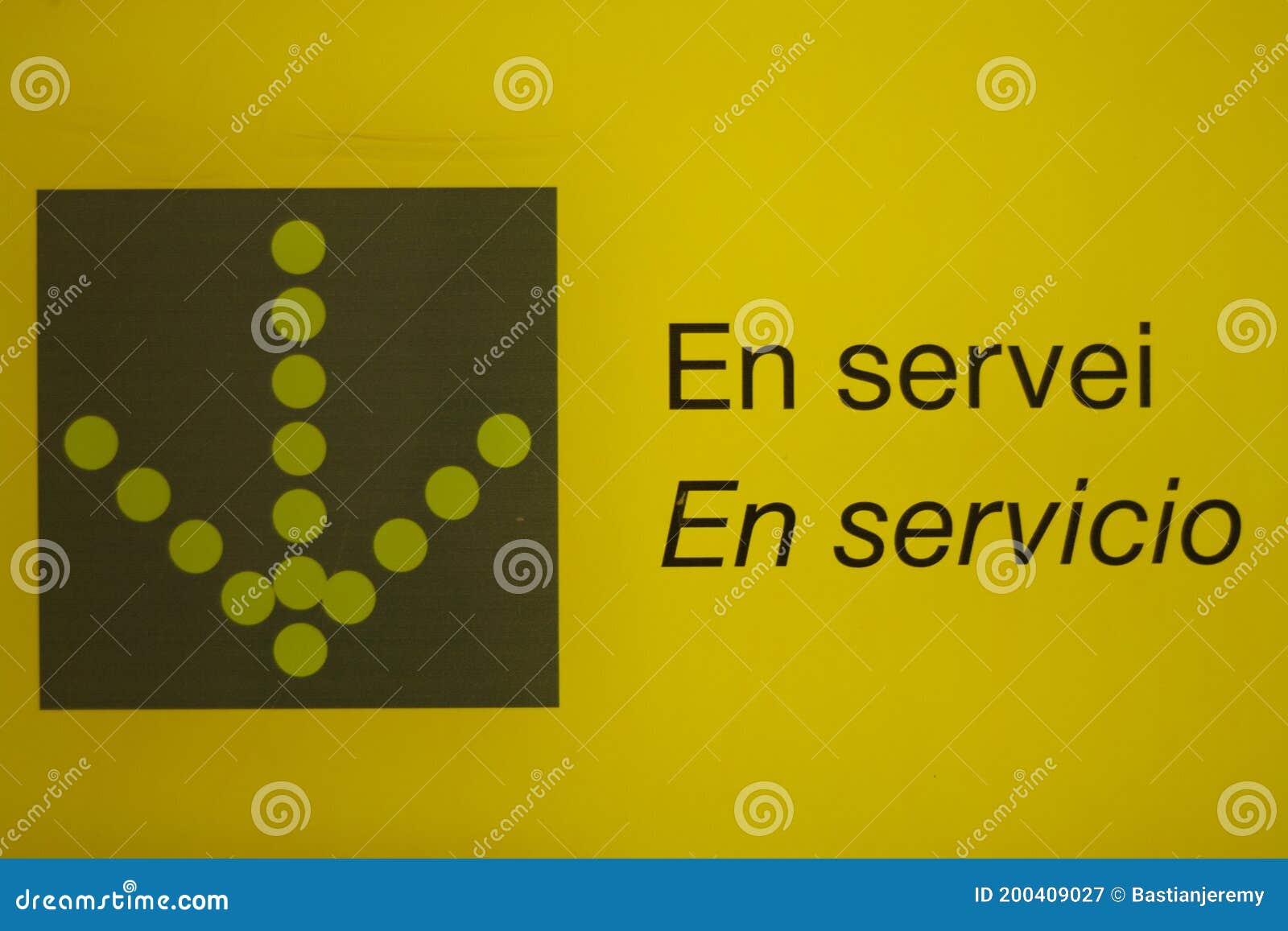 yellow black sign in service en servicio