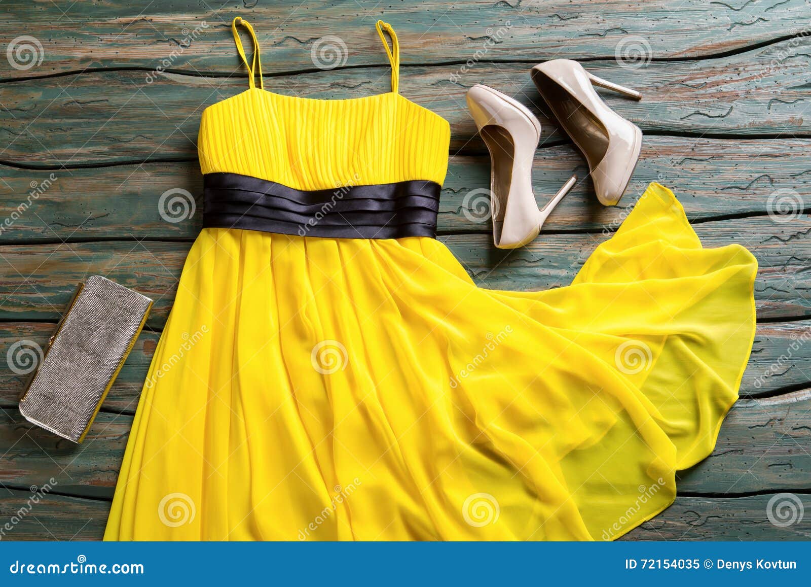 Outfit of the Day: Yellow Bag and Matching Shoes