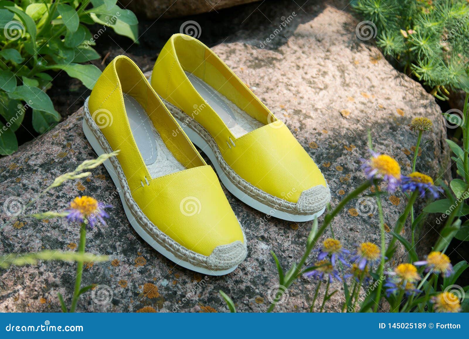 lommelygter Brokke sig sammentrækning Yellow Espadrilles Close Up. Summer Footwear Stock Image - Image of shoes,  casual: 145025189