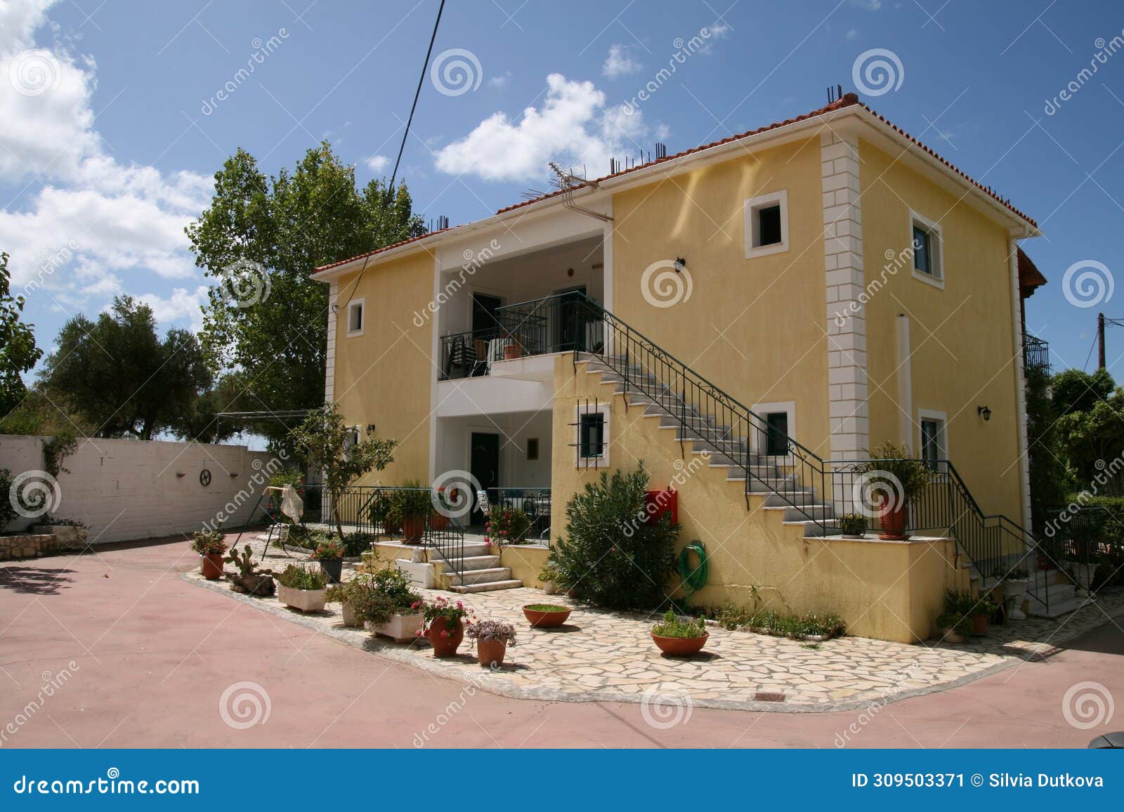 yellow greek villa, accomodation and appartments for tourists, kefalonia, greece
